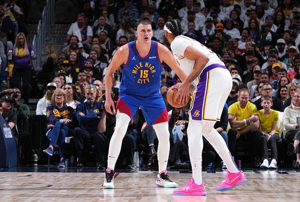 九游体育-浓眉击败老对手约基奇，晋级之路一路高歌！(约基奇是哪个队的)