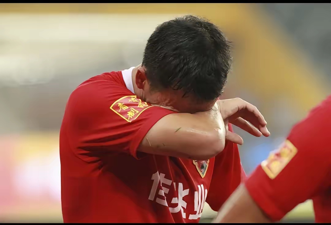 九游体育下载-恒大在比赛中受伤退赛，曼联主帅表示担忧！(恒大足球队退出)